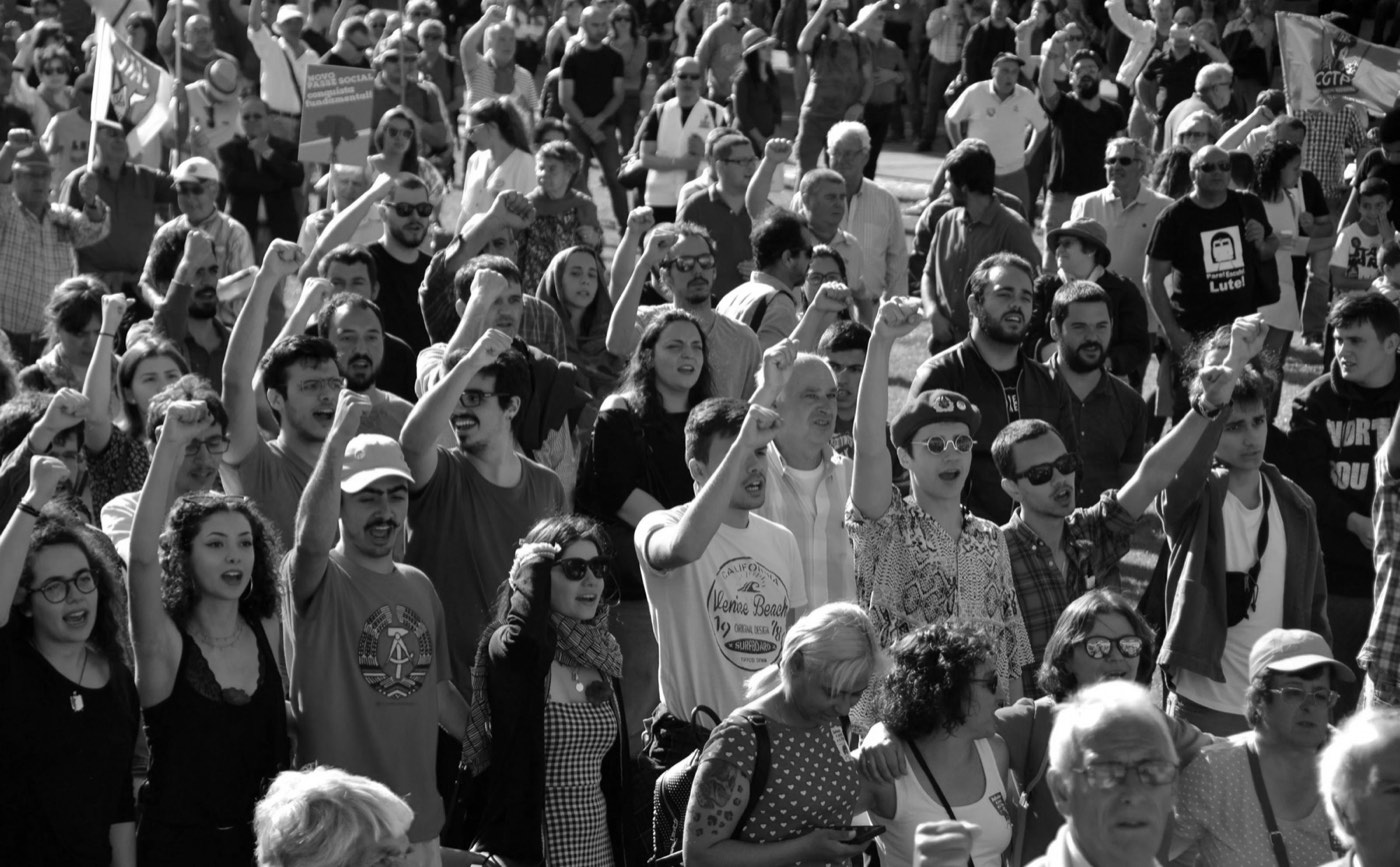 Multitud con los puños en alto en una manifestación
