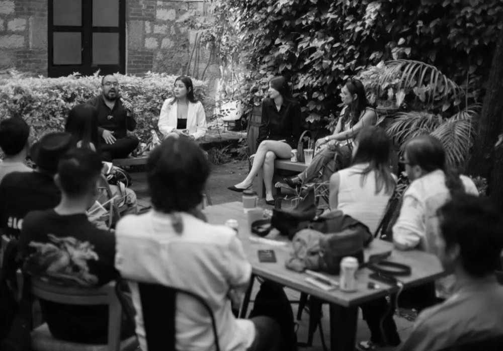 Conversación en círculo en un jardín