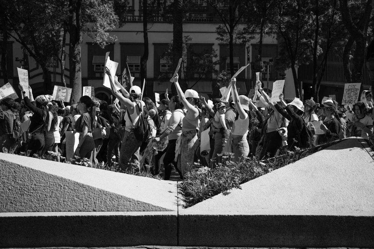 Marcha multitudinaria con pancartas en una plaza